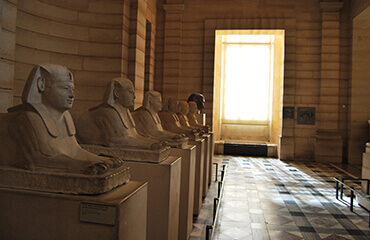 Empty egyptian room at the Louvre